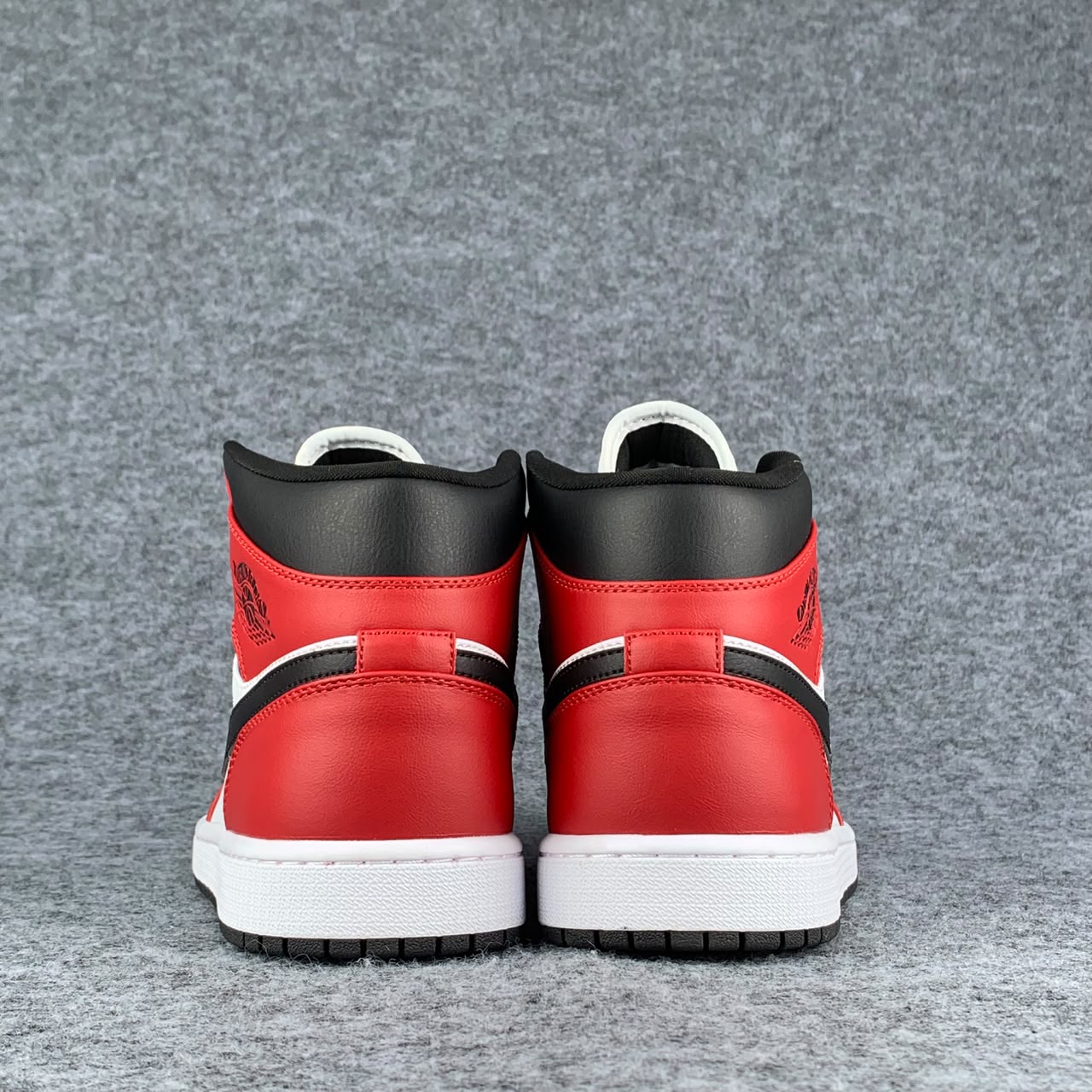 Air Jordan 1 Mid 'Chicago Black Toe'
