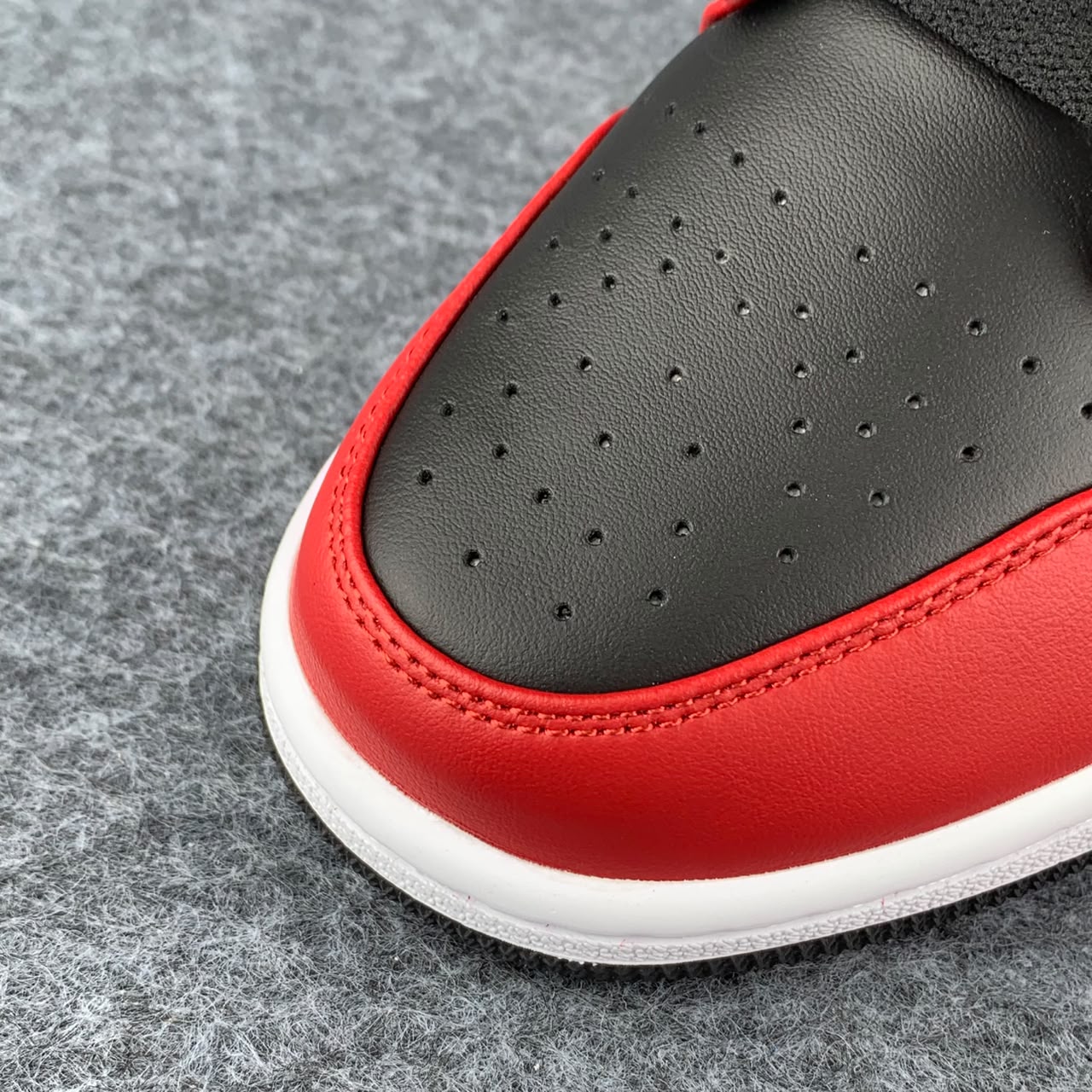 Air Jordan 1 Mid 'Chicago Black Toe'