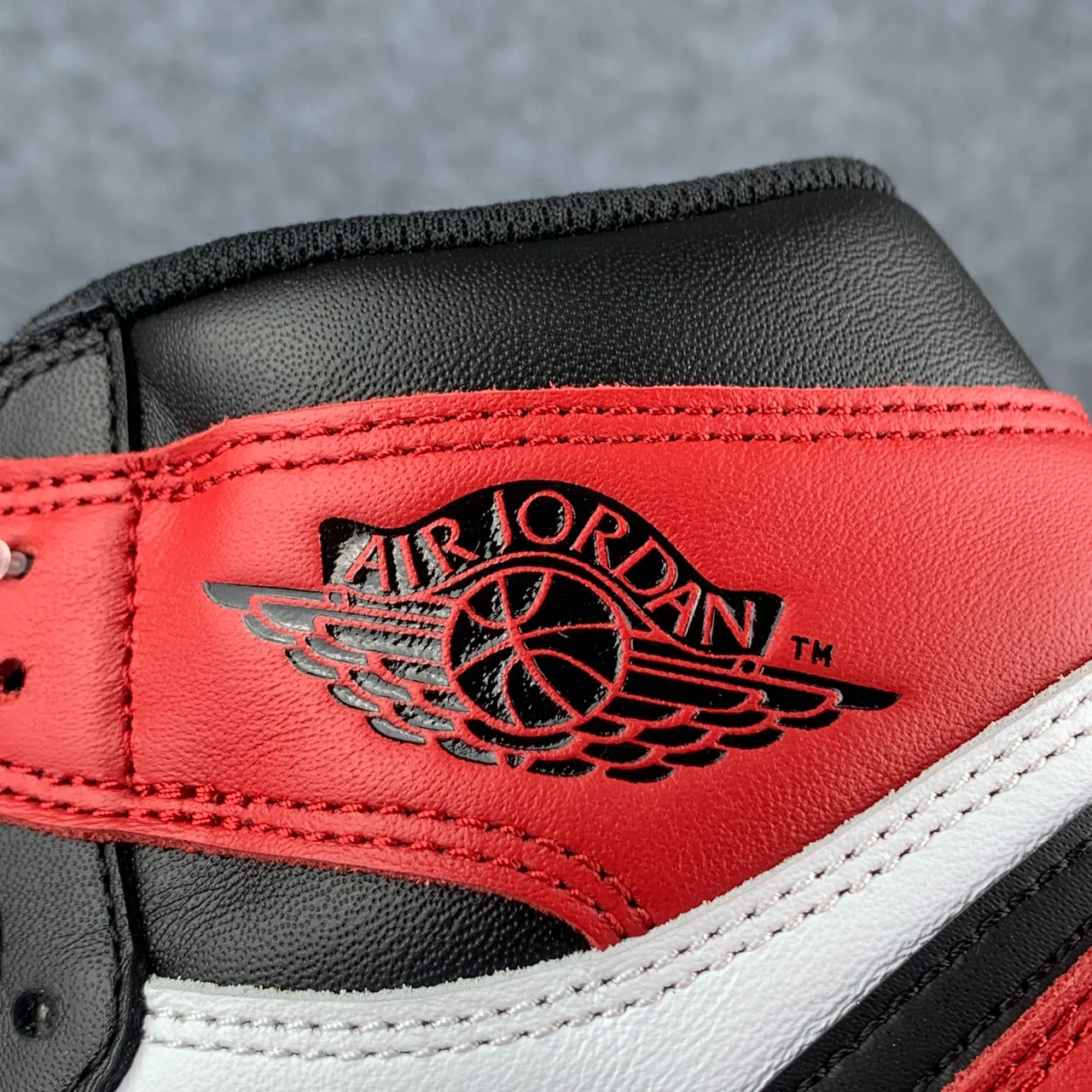 Air Jordan 1 Retro High OG 'Black Toe' 2016